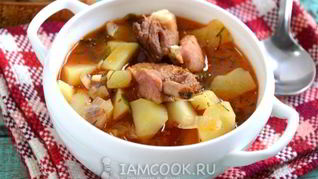 Картофель, тушенный со свиными ребрами в казане