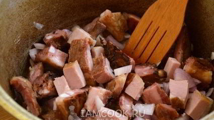 картофель, тушенный со свиными ребрами в казане