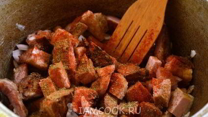 картофель, тушенный со свиными ребрами в казане