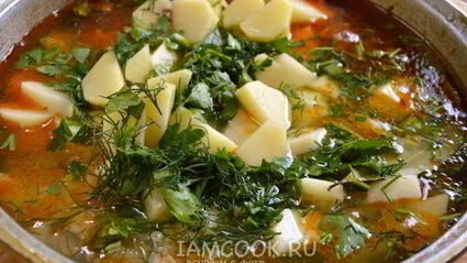 картофель, тушенный со свиными ребрами в казане