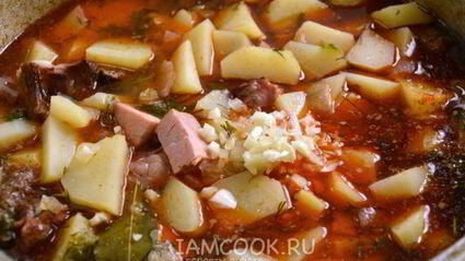 картофель, тушенный со свиными ребрами в казане