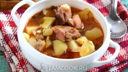 картофель, тушенный со свиными ребрами в казане