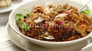 Квашеная капуста, тушенная с клюквой