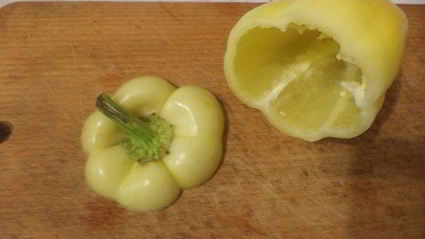 перец, фаршированный рисом, курицей и перчиком чили