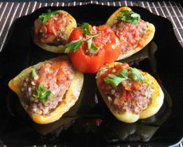 Половинки перцев, фаршированных булгуром и мясом