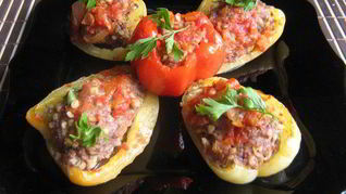 Половинки перцев, фаршированных булгуром и мясом
