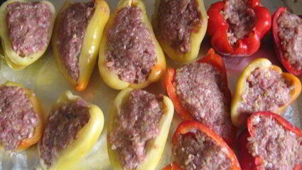 половинки перцев, фаршированных булгуром и мясом