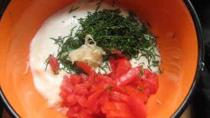 половинки перцев, фаршированных булгуром и мясом