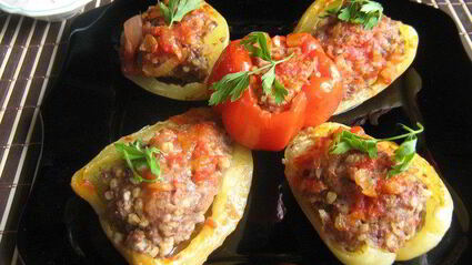 половинки перцев, фаршированных булгуром и мясом