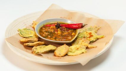 шпинат в кляре с чатни