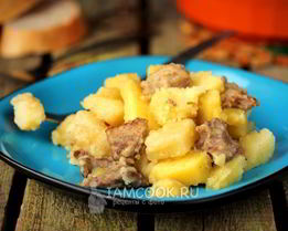 Тушеная картошка с мясом в кастрюле