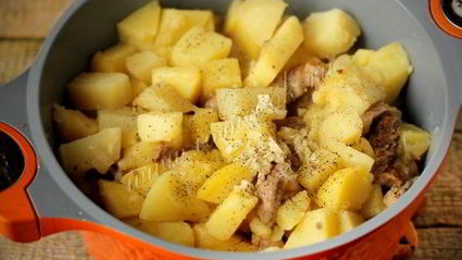 тушеная картошка с мясом в кастрюле