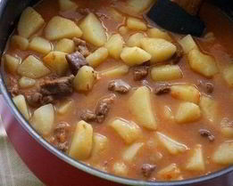 Тушеный картофель с говядиной и помидорами