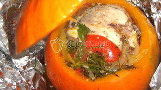 Тыква, фаршированная курицей и овощами