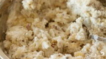 запеченный картофель с луком, сыром и сметаной