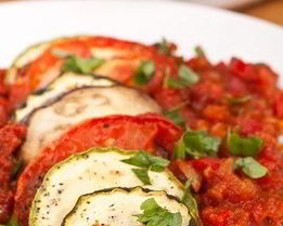 Запеченные цукини с томатами, чесноком и тимьяном