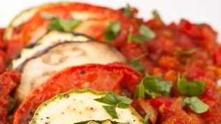 Запеченные цукини с томатами, чесноком и тимьяном