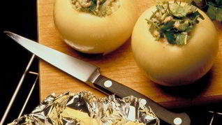 Запеченый лук, фаршированный фетой, петрушкой и тимьяном