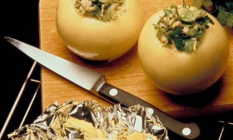 Рецепт запеченого лука, фаршированного фетой, петрушкой и тимьяном