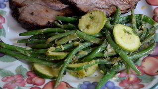 Зеленая фасоль и цукини с соусом Verte