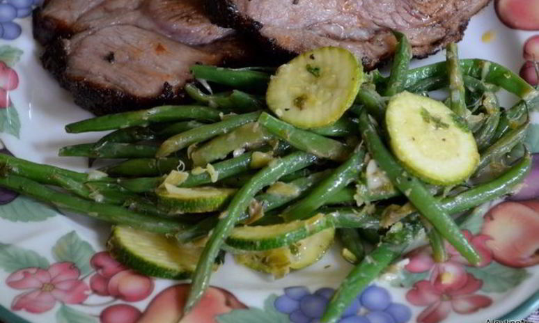 Рецепт зеленой фасоли и цукини с соусом verte