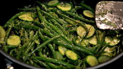 зеленая фасоль и цукини с соусом verte