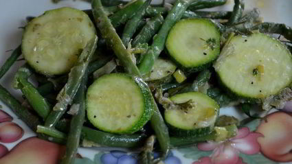 зеленая фасоль и цукини с соусом verte