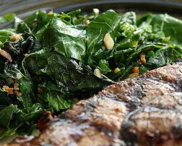 Рецепт жареной листовой капусты с луком и кунжутным маслом