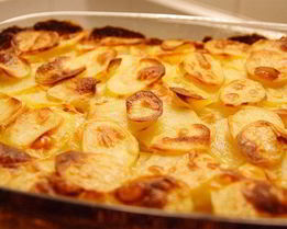 Золотистый запеченый картофель с чесноком и розмарином