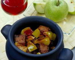 Ароматная печень с яблоками в горшочке