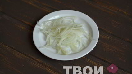 говяжья печень с яблоками и луком