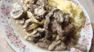 Говяжья печень, тушеная с овощами