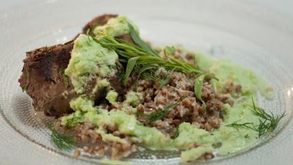 говяжья печенка с гречотто и соусом из огурца