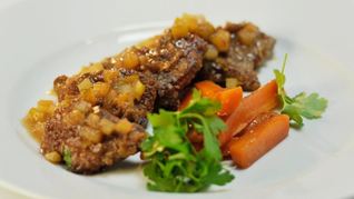 Говяжья печенка с морковью в яблочном соусе