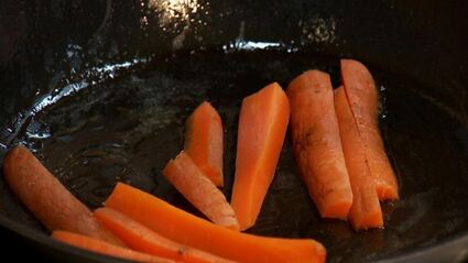 говяжья печенка с морковью в яблочном соусе