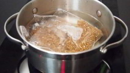 гусь с гречкой, грибами и печенью в рукаве