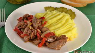 Куриная печень с болгарским сладким перцем на сковороде