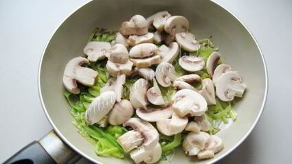 куриная печень с грибами в сметане