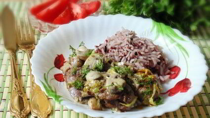 куриная печень с грибами в сметане