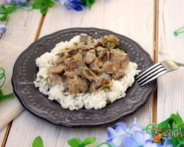 Куриная печень с маслятами в сметане