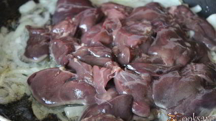 куриная печень с маслятами в сметане