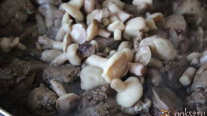 куриная печень с маслятами в сметане