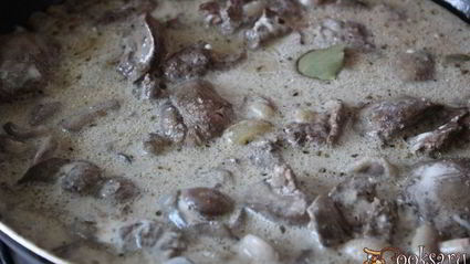 куриная печень с маслятами в сметане