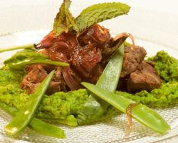 Куриная печенка с медовым луком и пюре из зеленого горошка