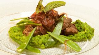 Куриная печенка с медовым луком и пюре из зеленого горошка