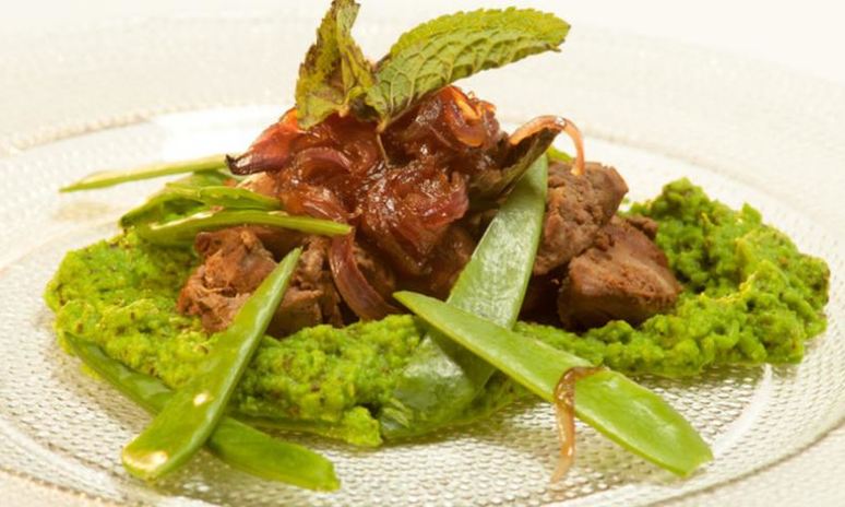 Рецепт куриной печенки с медовым луком и пюре из зеленого горошка