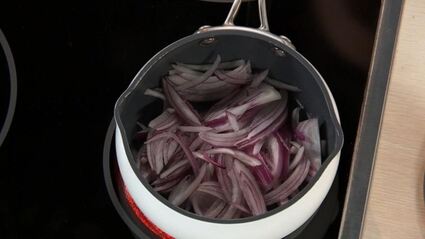 куриная печенка с медовым луком и пюре из зеленого горошка