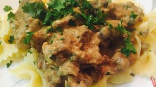 Куриные сердечки и печень, тушеные в сметане