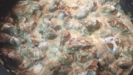 куриные сердечки и печень, тушеные в сметане