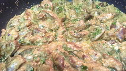 куриные сердечки и печень, тушеные в сметане